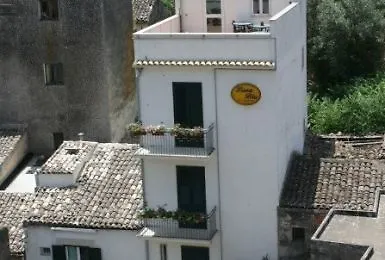 Luna Blu Μόντικα