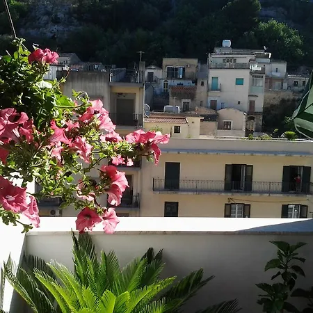 Luna Blu Μόντικα